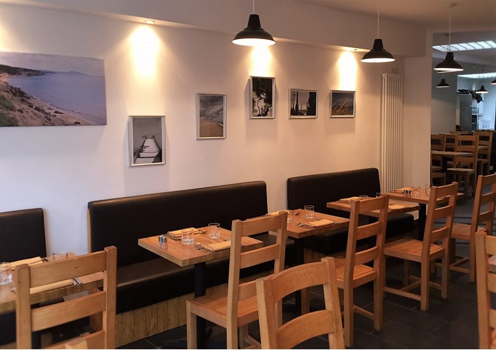 Simple interior, allowing an emphasis on the food and service. Photo: Mora